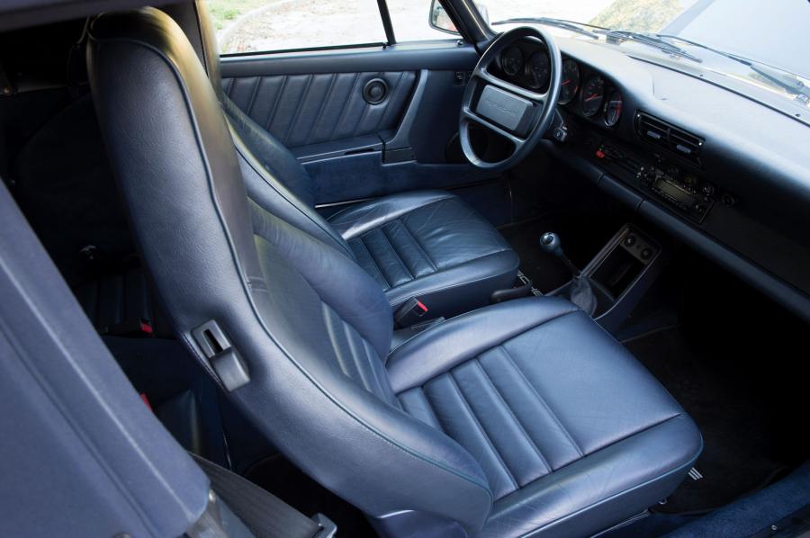 Интерьер Porsche 911 Carrera 3.2 Cabriolet (911) 1984 года  (фото 11 из 13)
